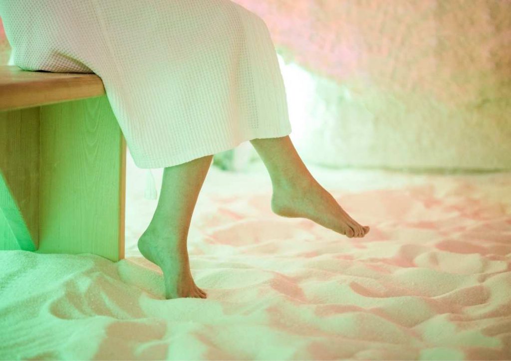 נושמים עמוק: כל מה שצריך לדעת על חדר מלח להפחתת לחצים וסטרס